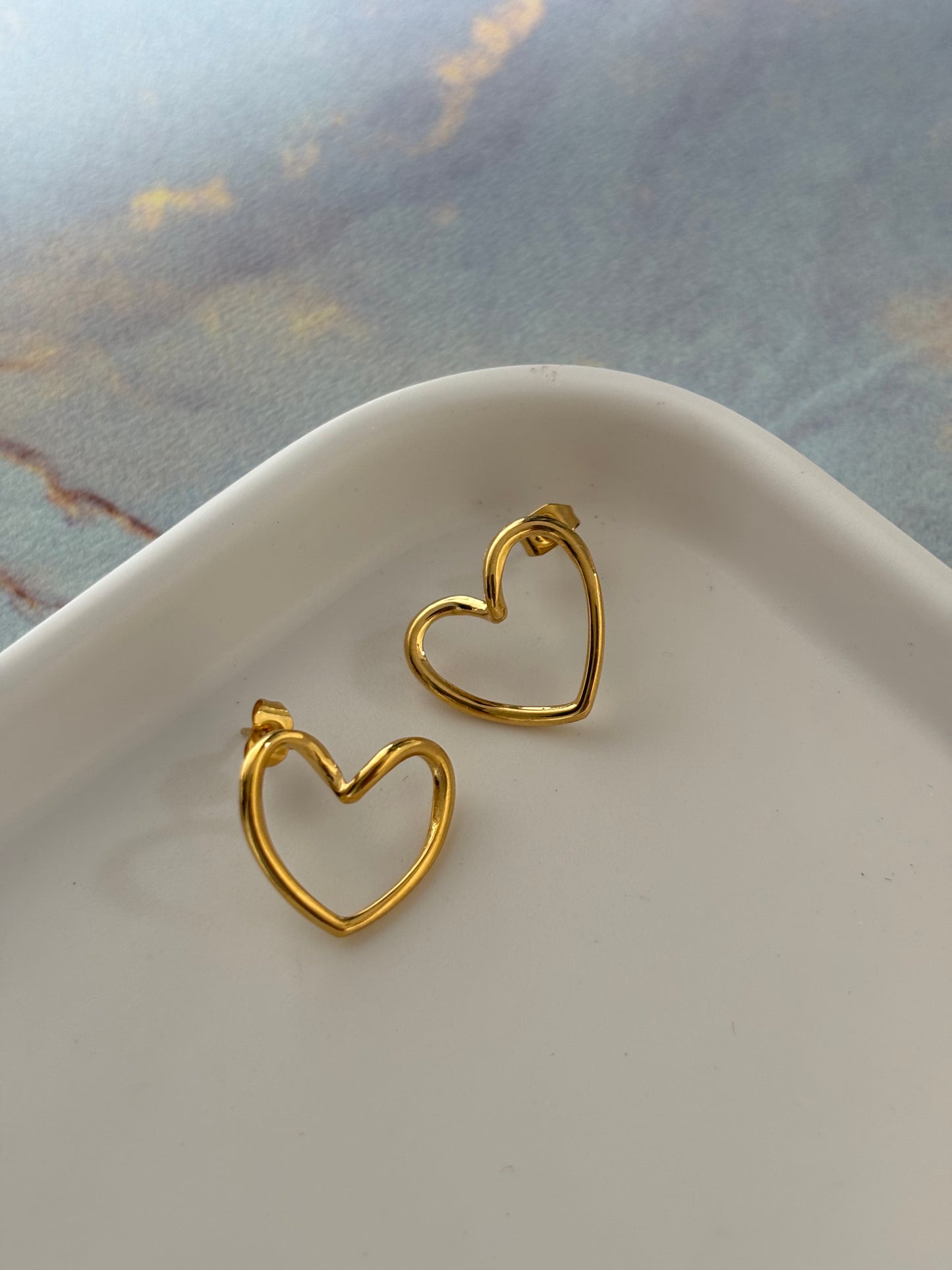 Outline Heart studs